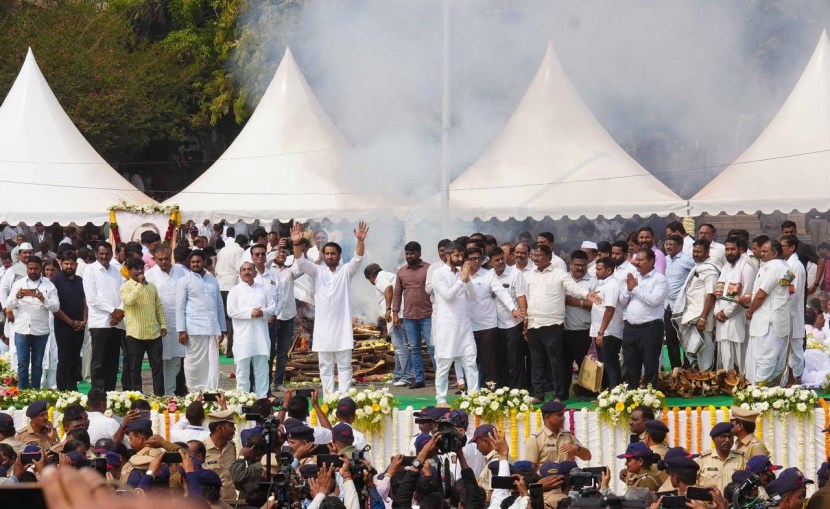 दुसऱ्या दिवशी सकाळी अजित पवारांचं पार्थिव अजित पवारांच्या मूळ निवासस्थानी म्हणजे काटेवाडीत नेण्यात आलं. येथे कुटुंबियांनी अजित पवारांच्या पार्थिवाचं दर्शन घेतलं. तेथून पुन्हा अंत्ययात्रा निघून पार्थिव विद्याप्रतिष्ठान येथे आणण्यात आले. सकाळी ११ वाजल्यापासून त्यांच्या पार्थिवावर अंत्यसंस्कार करण्याची प्रक्रिया सुरू झाली. अजित पवारांचा सुपूत्र पार्थ पवार यांनी अजित पवारांना मुखाग्नी दिला. तेव्हा त्यांच्या कुटुंबियांसहित सर्वांनी हंबरडा फोडला. (फोटो - Arul Horizon)