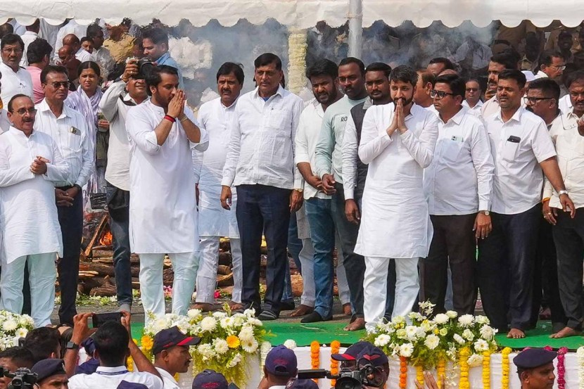 अपघातानंतर अवघ्या राज्यावर संकट कोसळलं. संपूर्ण महाराष्ट्रातून हळहळ व्यक्त करण्यात आली. आज २९ जानेवारी रोजी त्यांच्या दोन्ही मुलांनी त्यांना मुखाग्नी दिला.