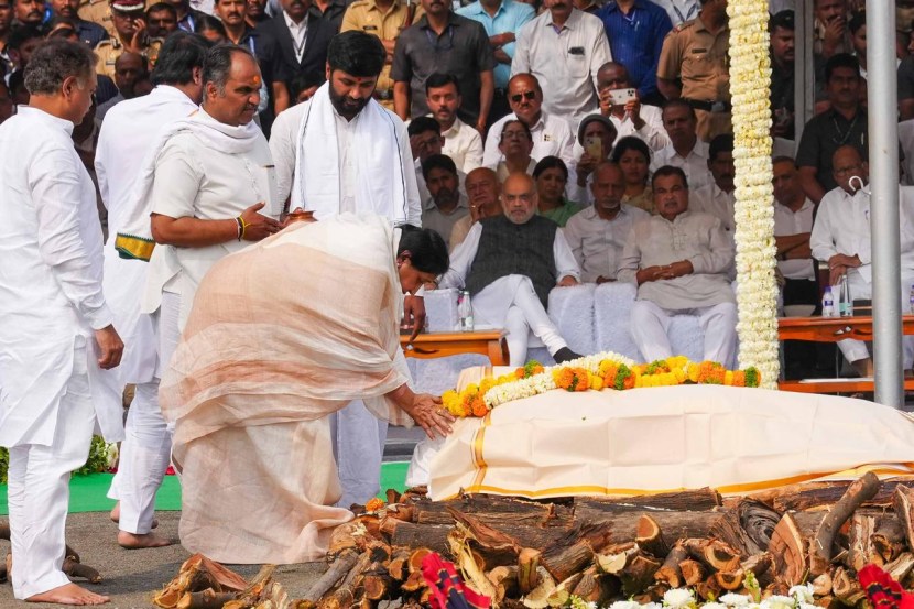 काही कळायच्या आतच अजित पवारांच्या निधनाची बातमी समोर आल्याने सर्वांनाच धक्का बसला. पण तरीही त्यांना शेवटचा निरोप द्यावा लागलाच. सुनेत्रा पवारांना यावेळी अश्रू अनावर झाले. आपल्या जोडीदाराला अखेरचं पाहताना त्यांचा कंठ दाटून आला होता.