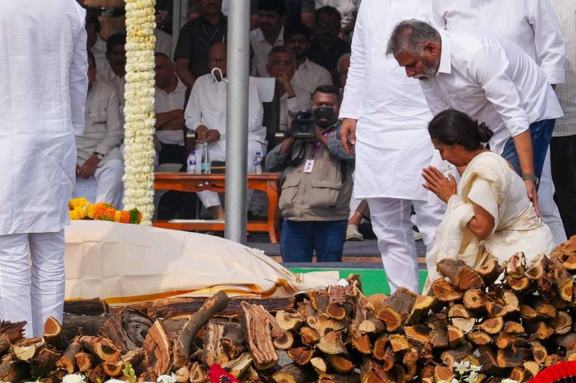 सर्वांचं सांत्वन करत असताना सुप्रिया सुळेंनाही अश्रू अनावर झाले. दादांचं शेवटचं दर्शन घेताना त्यांच्याही भावनेचा बंध फुटला आणि त्याही धायमोकलून रडू लागल्या.
