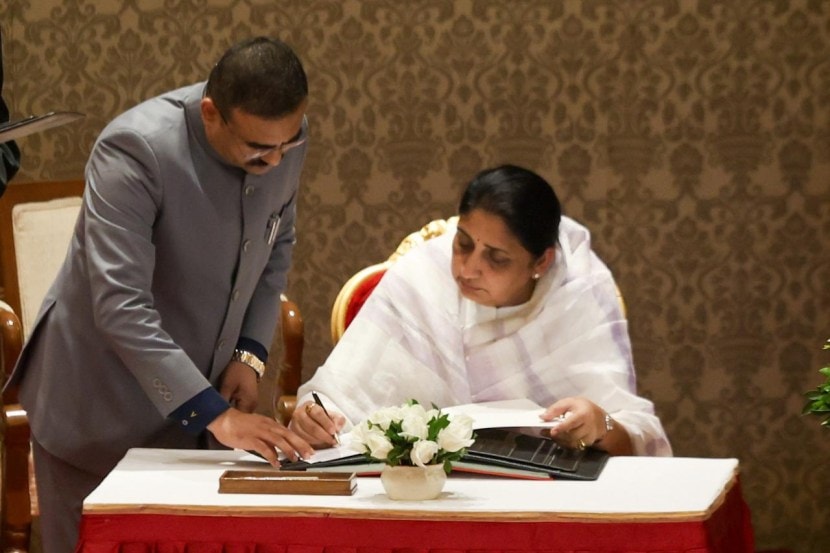 दरम्यान, या चर्चेत दोन्ही राष्ट्रवादीच्या विलिनाकरणासंबंधातील १७ जानेवारी रोजी झालेल्या एका बैठकीचा कथित व्हिडीओही समोर आला. परंतु, ही बैठक जिल्हा परिषदेच्या निवडणुकीसंदर्भात झाली असल्याची माहिती राष्ट्रवादी काँग्रेस (अजित पवार) पक्षाचे सुनील तटकरे म्हणाले. तर, या बैठकीत विलिनीकरणासंदर्भात अंतिम निर्णय झाला असल्याची माहिती शशिकांत शिंदे आणि जयंत पाटील यांनी दिली. (फोटो - Akash patil)