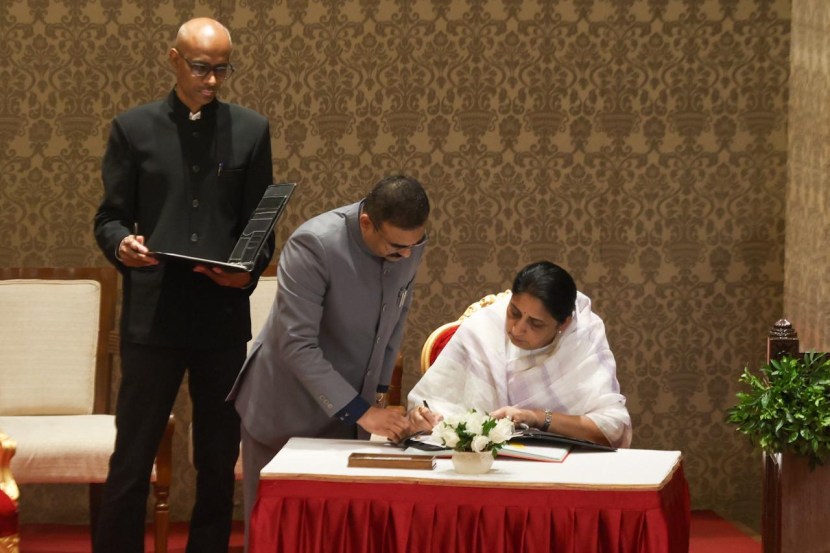 ही चर्चा सुरू असतानाच सुनेत्रा पवारांच्या उपमुख्यमंत्री पदाच्या शपथविधीच्या तयारीला जोर आला. परंतु, याबाबत आम्हाला काहीच माहिती नसल्याची प्रतिक्रिया शरद पवार आणि सुप्रिया सुळे यांनी दिली. (फोटो - Akash patil)