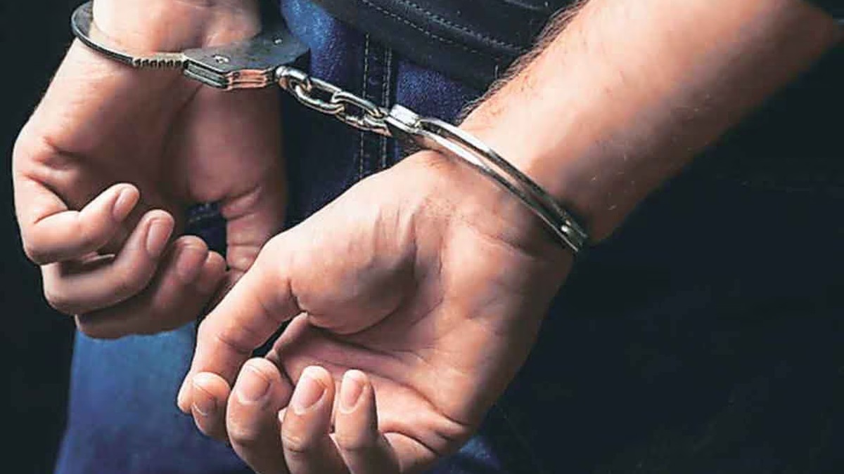 RCF police arrested a youth with revolver in Chembur