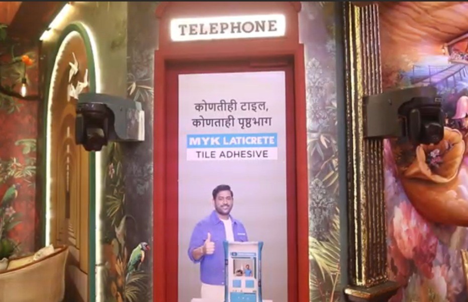 किचनच्या अगदी बाजूला आहे स्टोअर रूम. यावर लिहिलंय टेलिफोन...त्यामुळे यावर्षी बिग बॉस मराठीच्या घरात सदस्यांना टेलिफोन वापरायला मिळेल का? हा प्रश्न प्रत्येकाच्या मनात निर्माण झाला आहे.