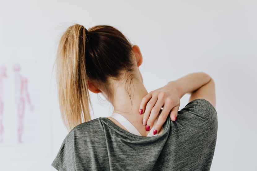 Relation between Body Pain and Fatigue in Marathi | How Nervous System triggers exhaustion symptoms | अंगदुखी आणि थकवा यातील संबंध काय | मज्जासंस्थेमुळे जाणवणारा थकवा आणि उपाय
