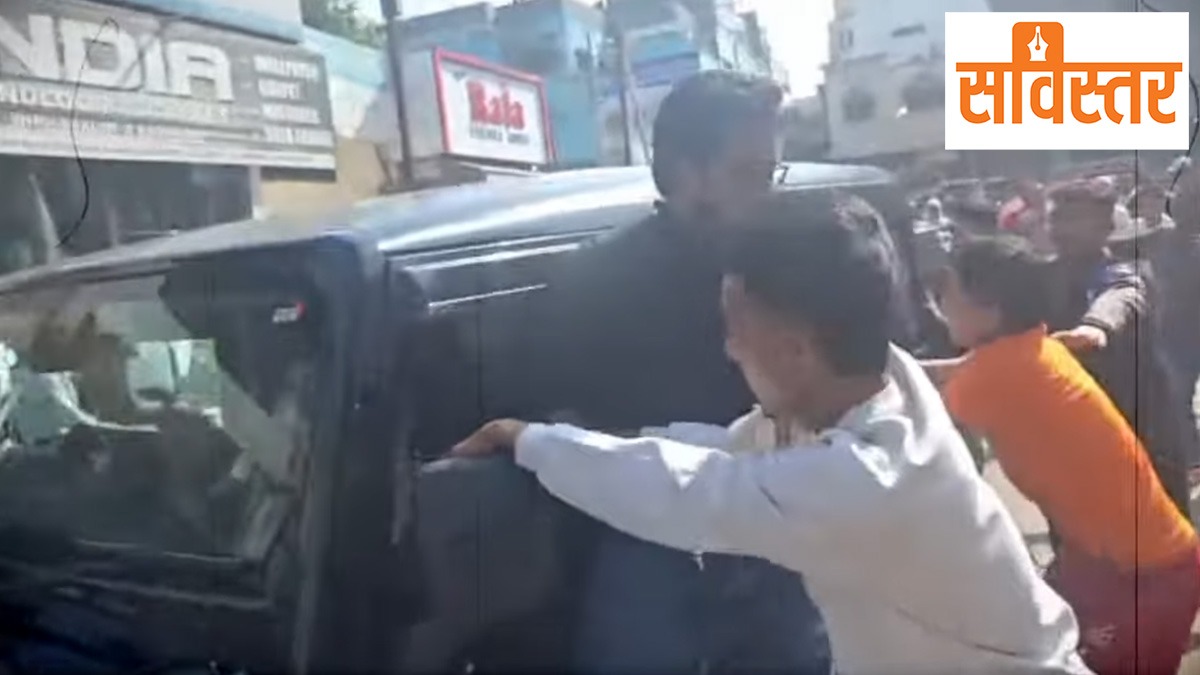 Crowded political rally reflecting polarised campaign atmosphere in Maharashtra election