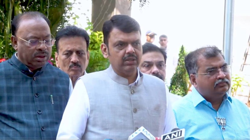 देशभरातून प्रतिक्रिया येऊ लागल्या. विमान अपघाताची चौकशी व्हावी अशी मागणी होऊ लागली. त्यानतंर राज्याचे मुख्यमंत्री देवेंद्र फडणवीस आणि उपमुख्यमंत्री एकनाथ शिंदे यांनी निवेदन सादर केलं. ((फोटो - देवेंद्र फडणवीस/X)