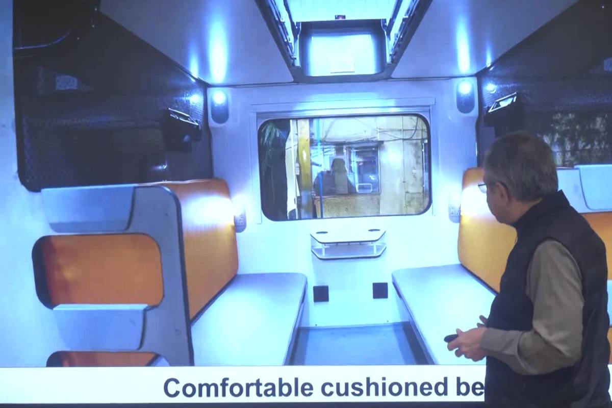 पहिली सेवा हावडा आणि गुवाहाटी दरम्यान उपलब्ध होईल. पश्चिम बंगाल आणि आसाम या राज्यात प्रवासासाठी आणखी एक पर्याय उपलब्ध होत आहे. (Photo - ANI)