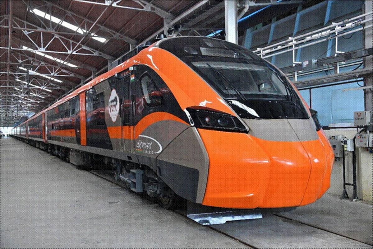 आधुनिक कोच आणि आत असलेल्या सुविधांमुळे वंदे भारत स्लीपर ट्रेनमधून रात्रीचा प्रवास सुखकर होऊ शकतो. पाहा पहिली झलक. (Photo - PIB)