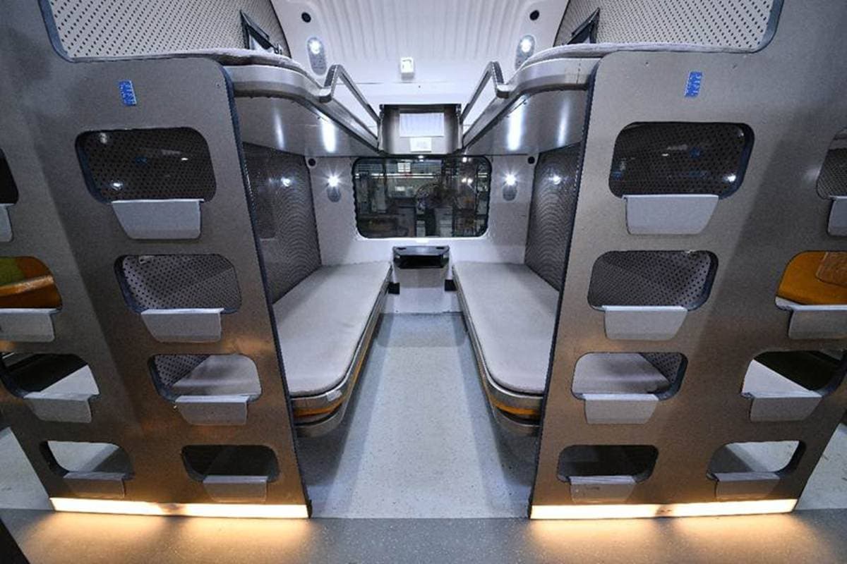 रेल्वे मंत्री अश्विनी वैष्णव यांनी सांगितले की, स्लीपर ट्रेनचे भाडे मध्यमवर्गीय प्रवाशांसाठी परवडणारे असणार आहे. ज्यामुळे विमानांपेक्षाही अधिक परवडणारा पर्याय प्रवाशांना उपलब्ध होईल. (Photo - PIB)