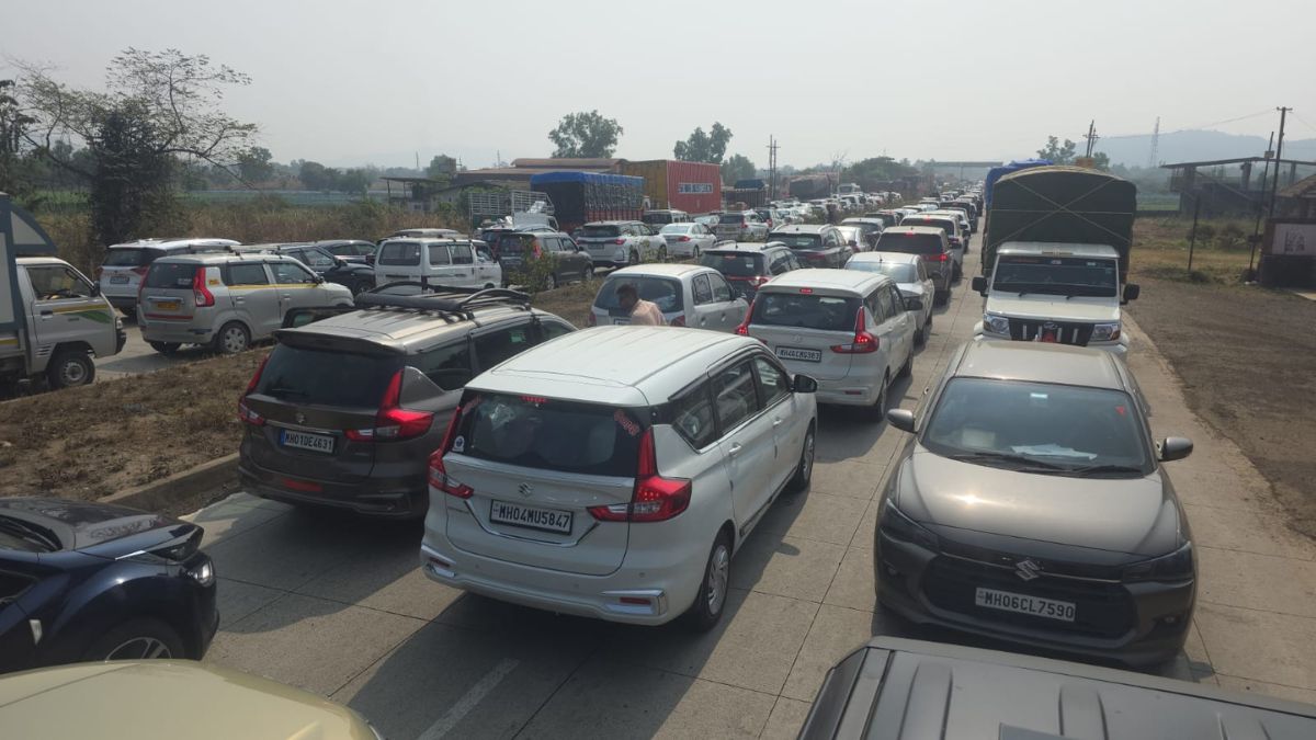 heavy traffic jam on Mumbai pune expressway due to long weekend
