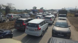 heavy traffic jam on Mumbai pune expressway due to long weekend
