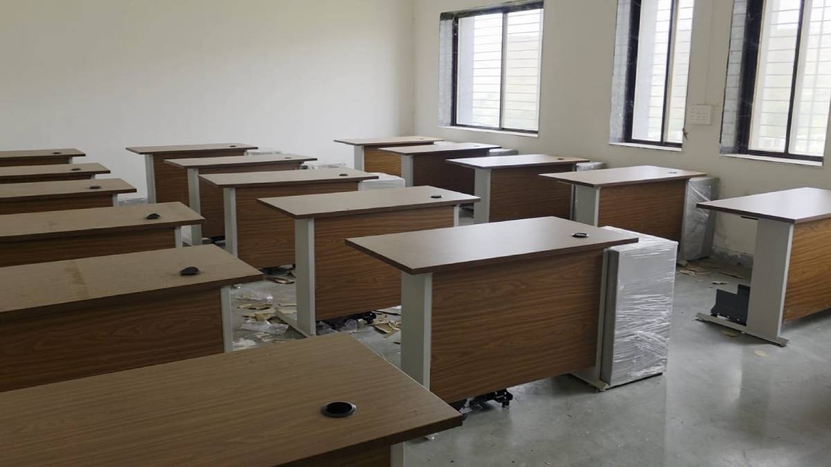 Illegal furniture purchase in a building worth 21 crores in Nandurbar