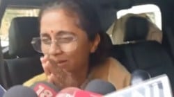 Video : अजित पवारांच्या आईची परवानगी घेऊन सुप्रिया सुळे दिल्लीला रवाना! शपथविधीच्या प्रश्नावर हात जोडून म्हणाल्या…