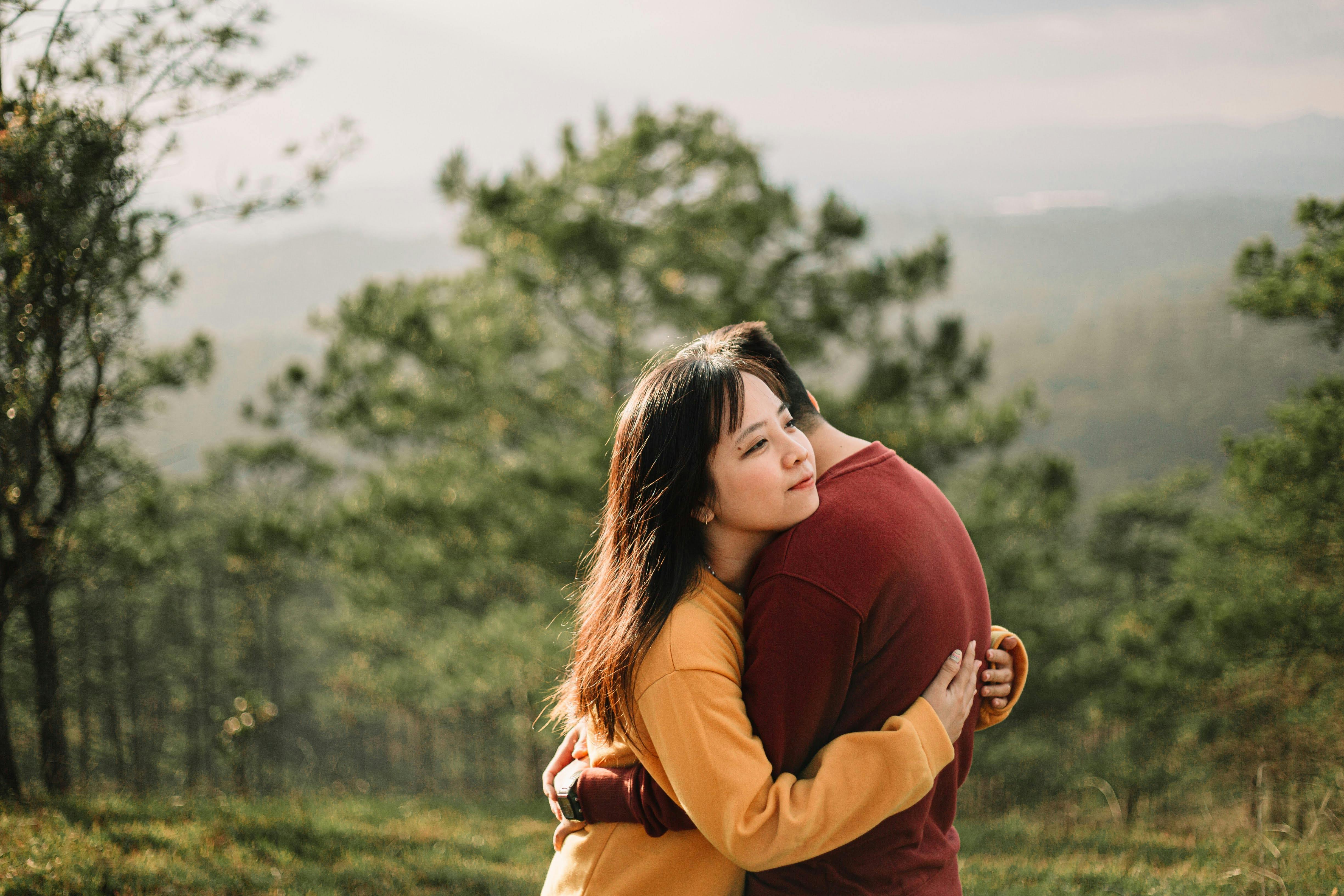 Signs of an emotionally unavailable partner