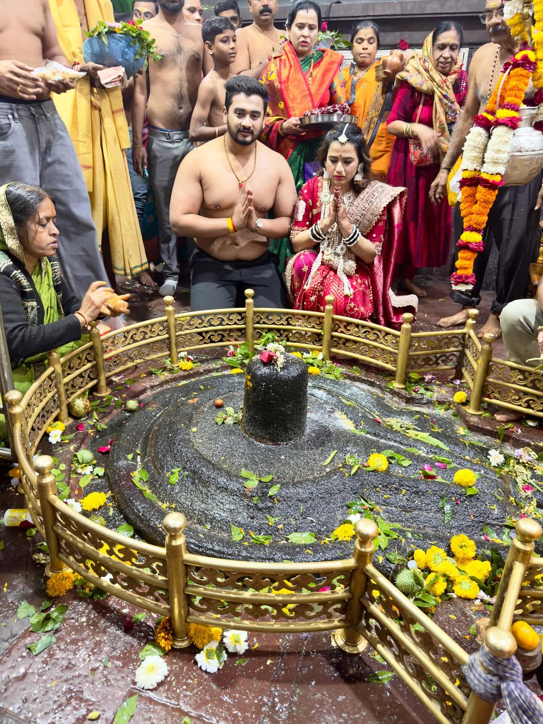 prajakta gaikwad went to grishneshwar jyotirlinga temple with husband