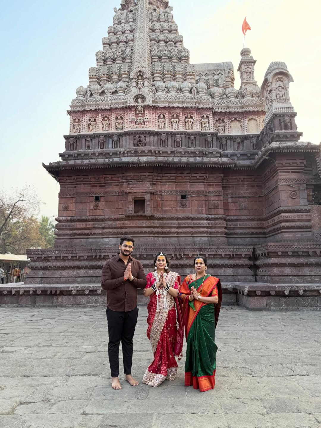 prajakta gaikwad went to grishneshwar jyotirlinga temple with husband