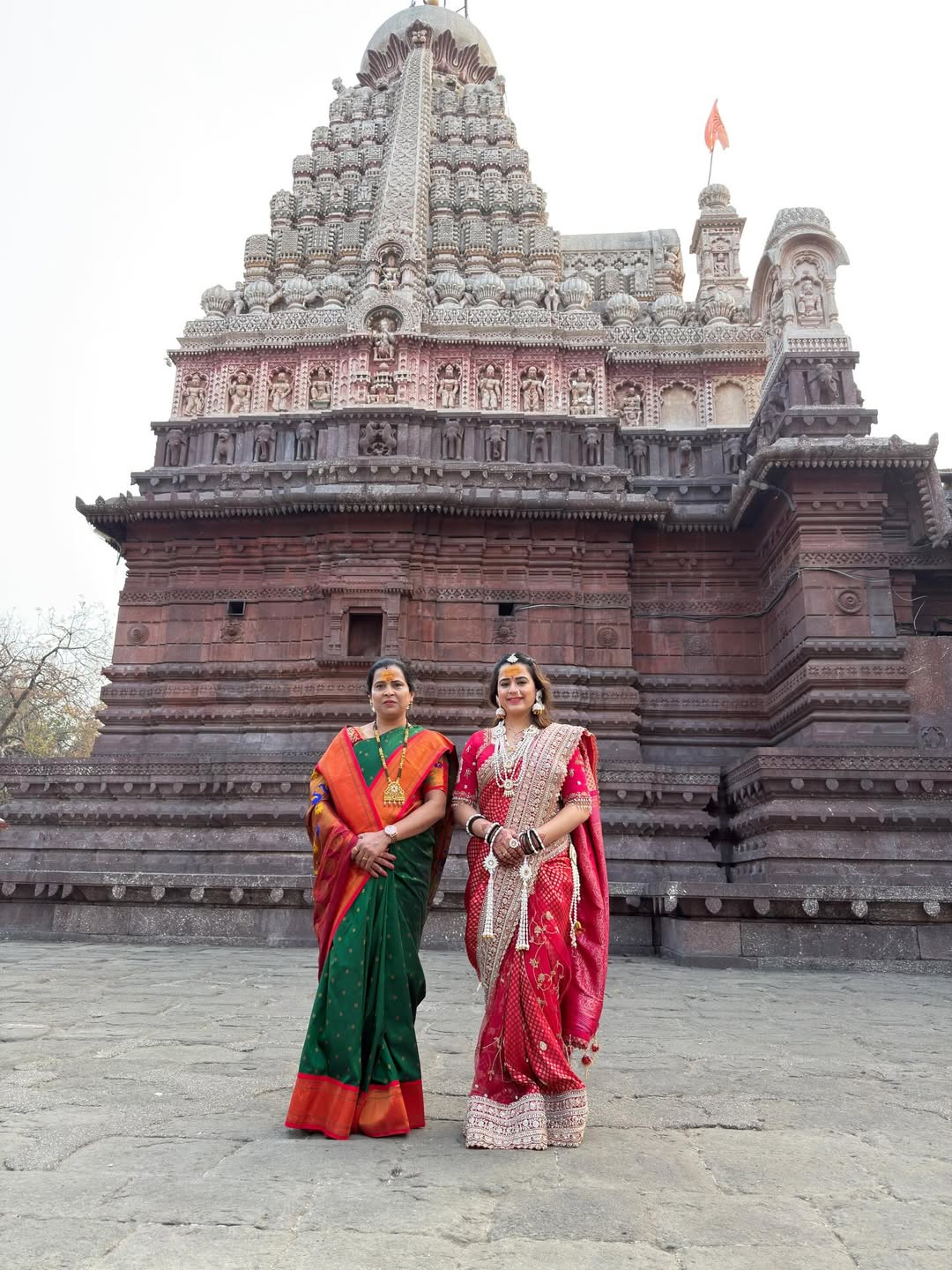 prajakta gaikwad went to grishneshwar jyotirlinga temple with husband