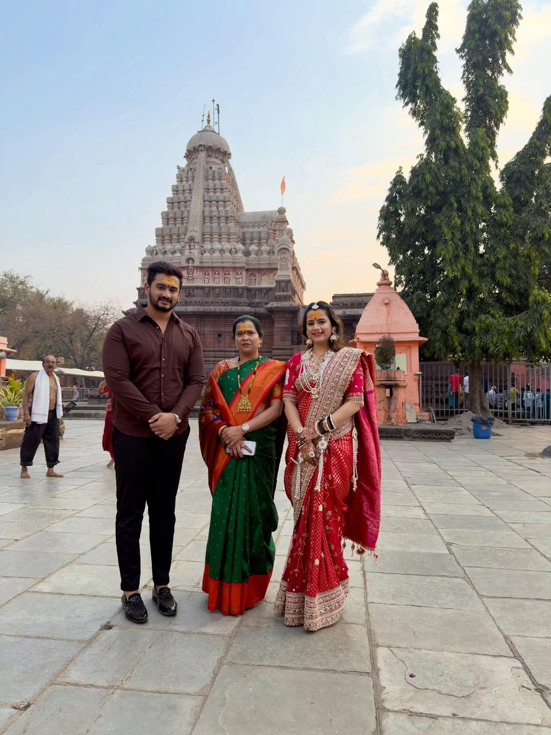 prajakta gaikwad went to grishneshwar jyotirlinga temple with husband