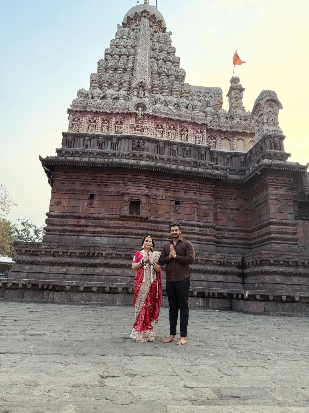 prajakta gaikwad went to grishneshwar jyotirlinga temple with husband