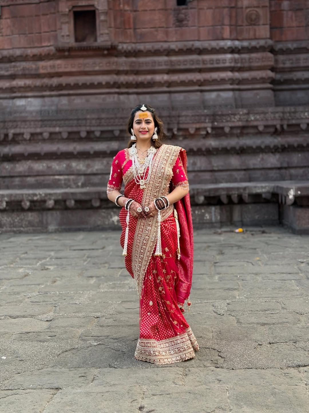 prajakta gaikwad went to grishneshwar jyotirlinga temple with husband