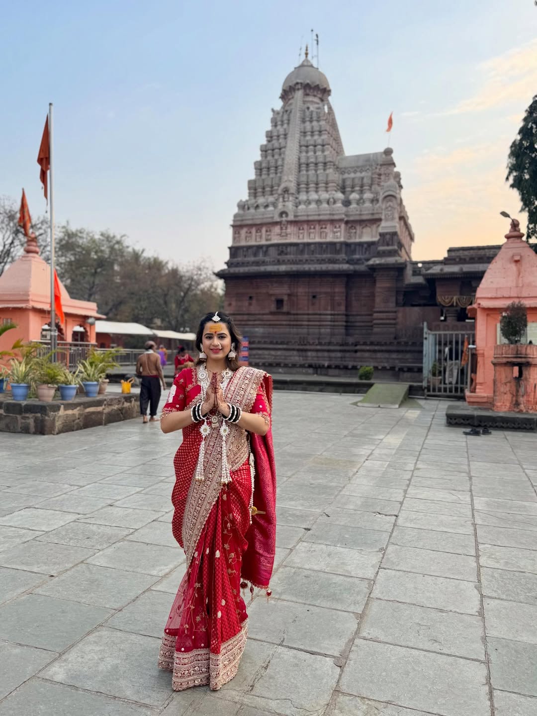 prajakta gaikwad went to grishneshwar jyotirlinga temple with husband