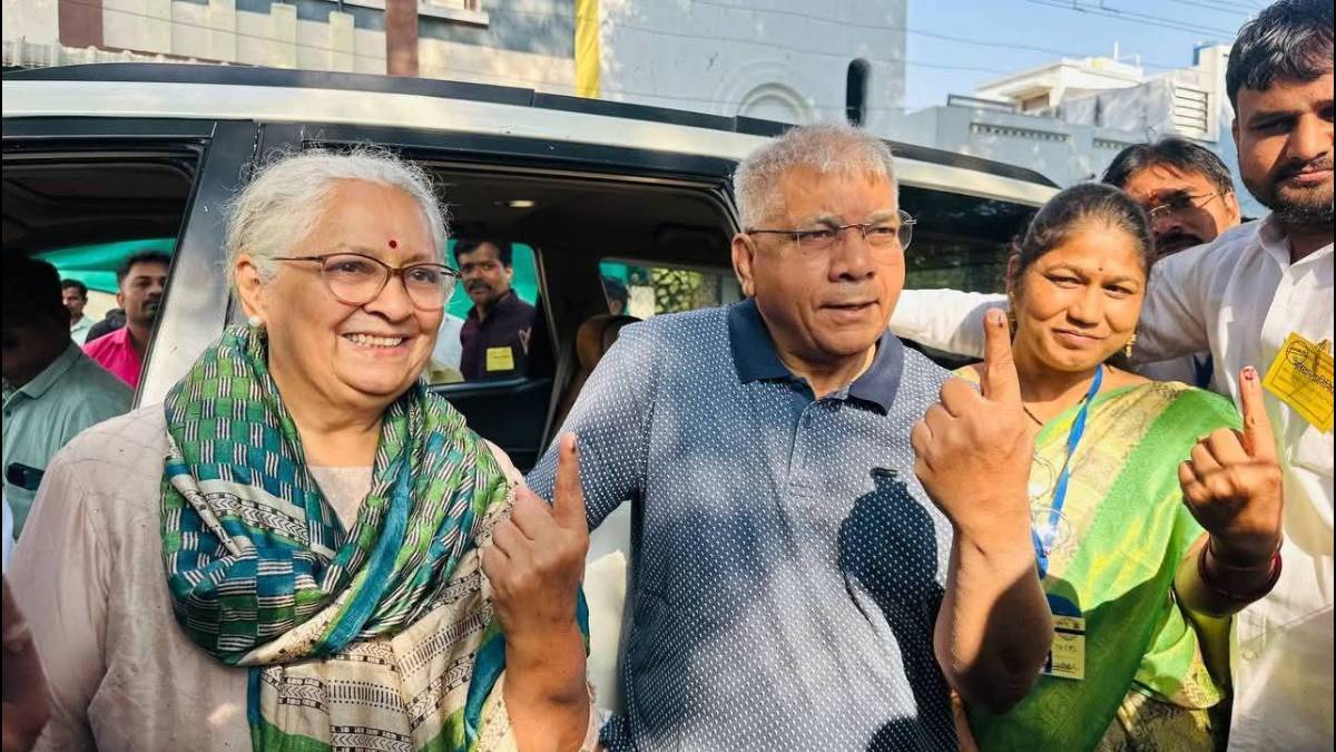 Adv. Prakash Ambedkar cast his vote in Akola