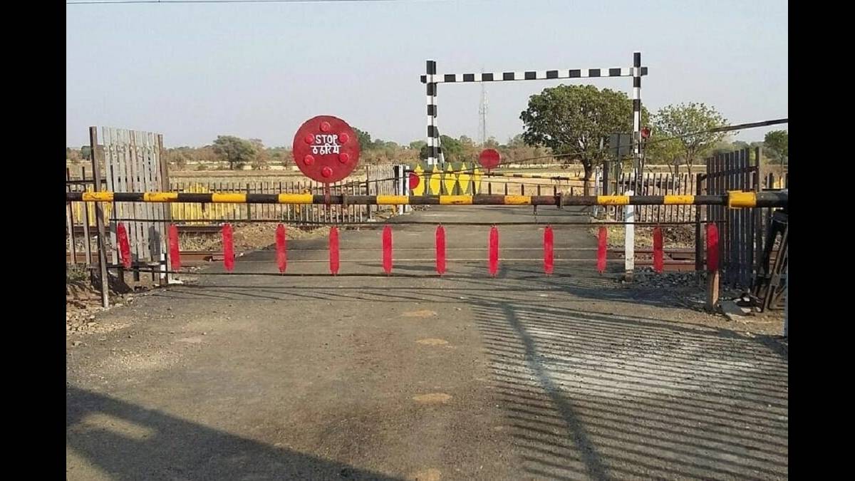 Sixteen important railway level crossings identified for bridges underpasses and alternate traffic arrangements