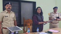 हिंस्त्रप्राण्यांपासून बचावासाठी भोंगा व अत्याधुनिक काठीही! पाटण तालुक्याच्या बिबटप्रवण क्षेत्रात प्रगत बचाव सामग्री वितरित