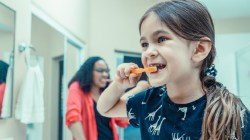 दातांची झीज होतेय? केवळ टूथपेस्ट महत्त्वाची नाही ‘या’ सवयी बदला