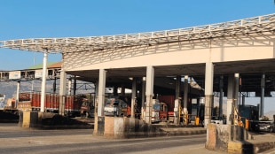 Chandwad toll plaza in Nashik local vehicle owners are deprived from discount and robbed by collecting the entire toll