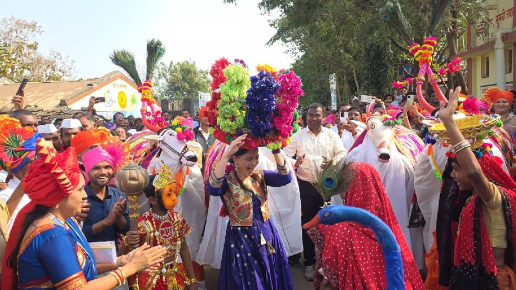 Actress Sonali Kulkarni's 'Shibli' performing a tribal dance with her head on her head Actress Sonali Kulkarni's 'Shibli' performing a tribal dance with her head on her head