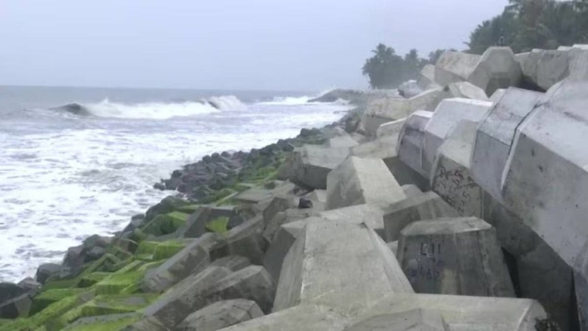 uran-pirwadi-beach-stone-collapse-tourist-safety-risk