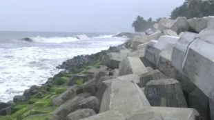 uran-pirwadi-beach-stone-collapse-tourist-safety-risk