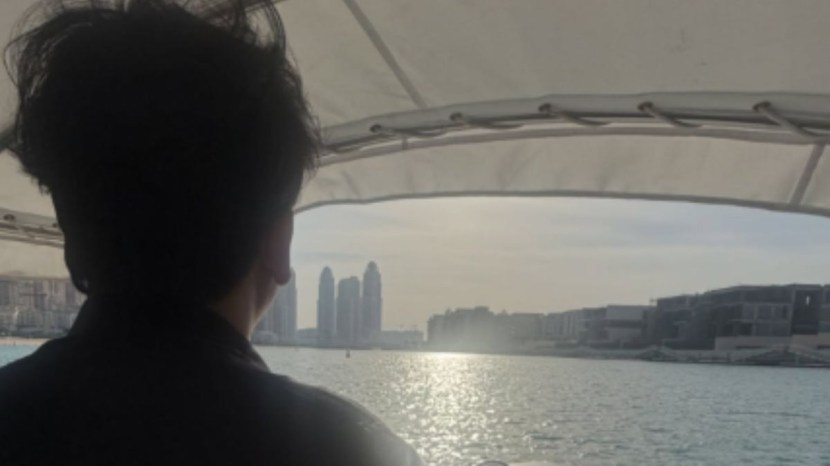 तो नाटक आणि कवितांच्या कार्यक्रमांसाठी विविध ठिकाणी दौरेदेखील करतो.