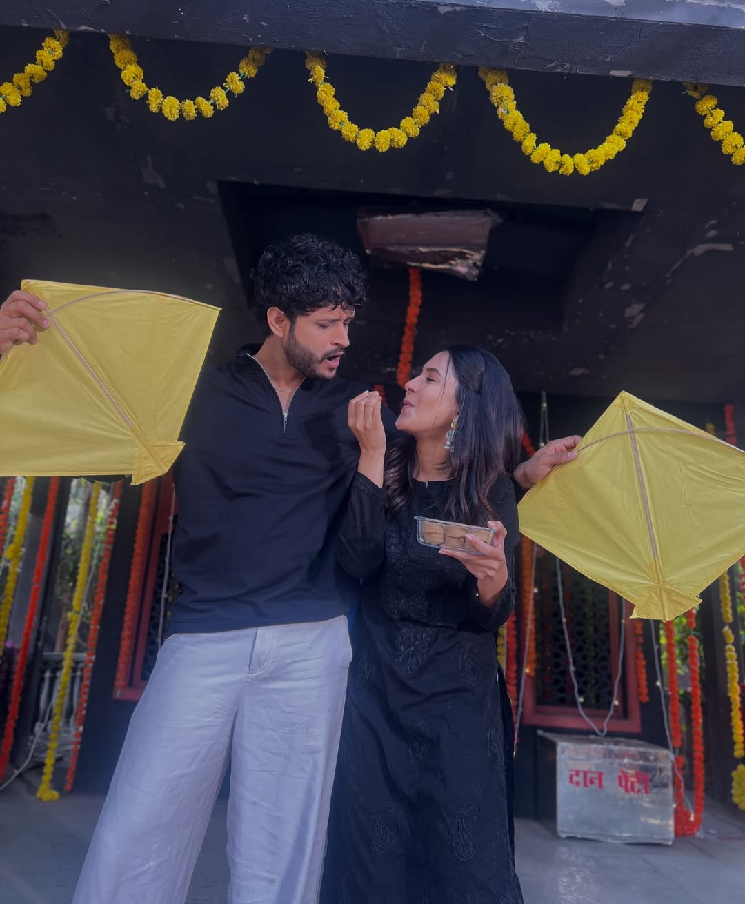 Vachan Dile Tu Mala Couple Chai Pe Charcha Photos Go Viral On Social Media