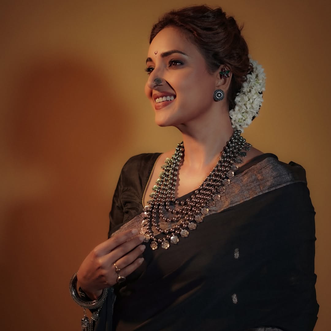 rupali bhosale red handloom saree traditional look