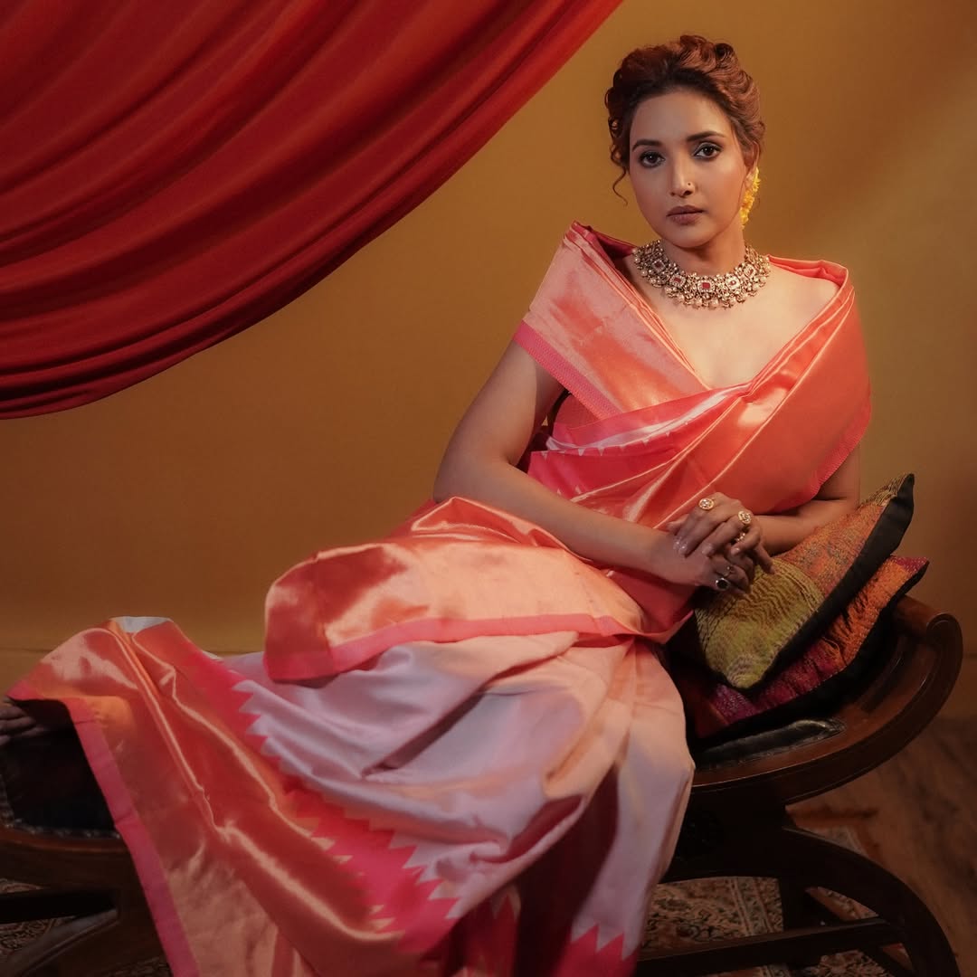  rupali bhosale red handloom saree traditional look