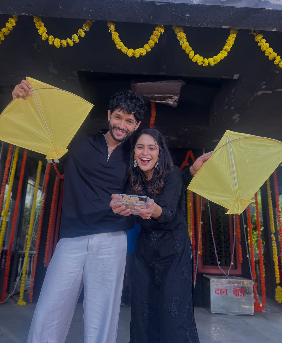 Vachan Dile Tu Mala Couple Chai Pe Charcha Photos Go Viral On Social Media