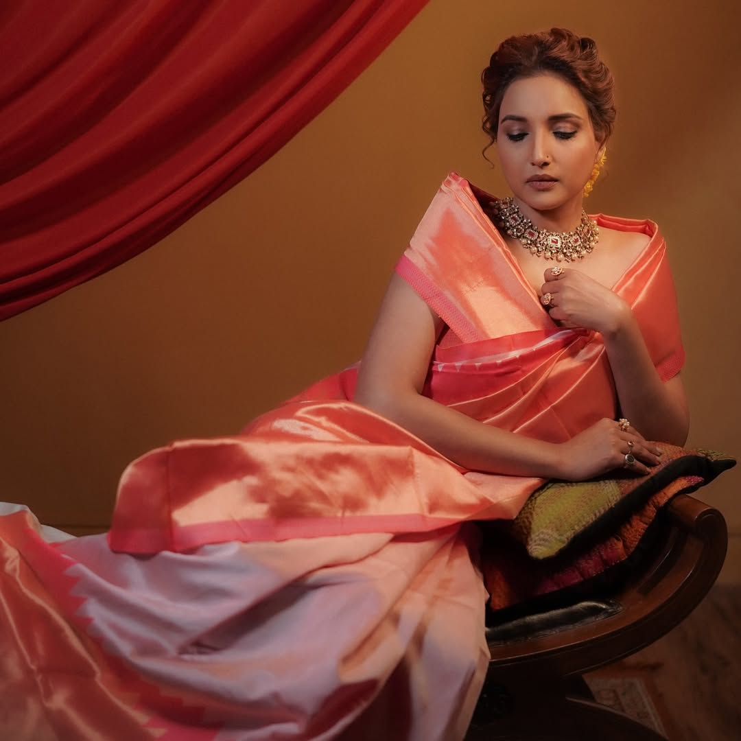  rupali bhosale red handloom saree traditional look