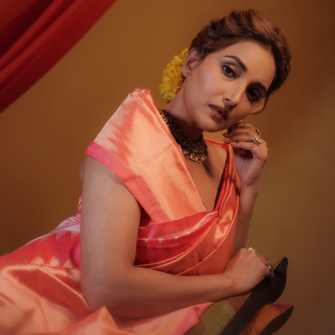 rupali bhosale red handloom saree traditional look