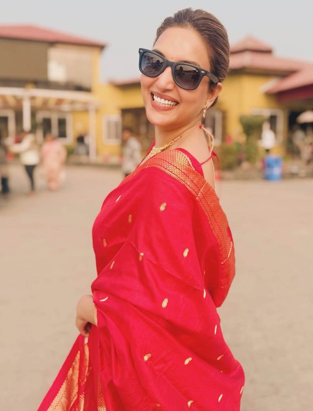 rupali bhosale red handloom saree traditional look