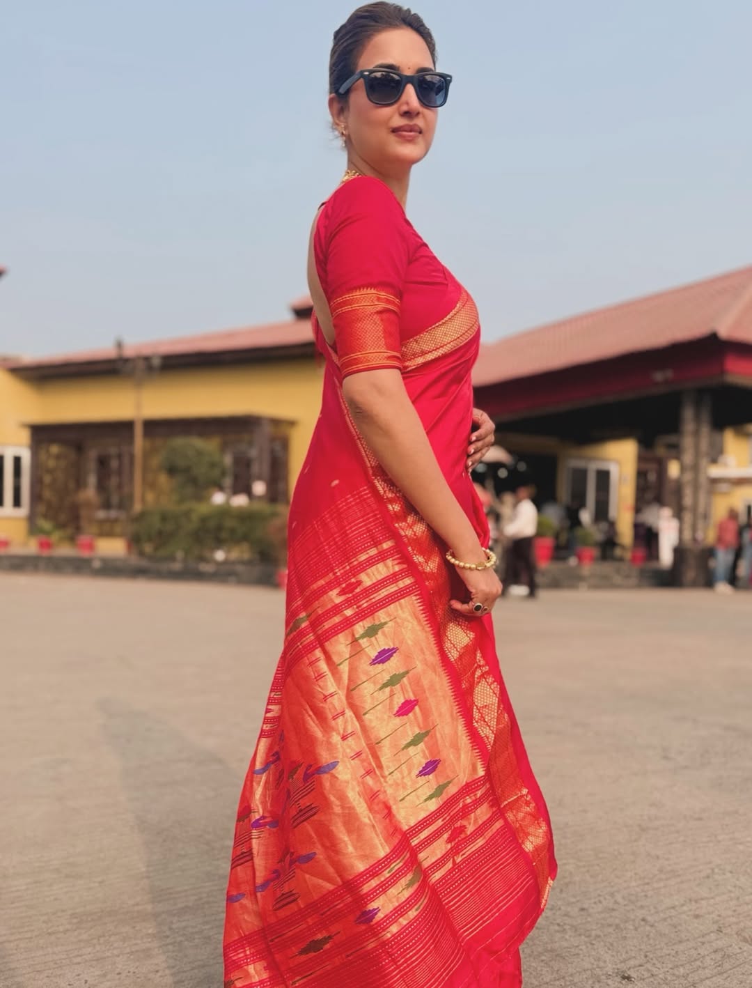 rupali bhosale red handloom saree traditional look