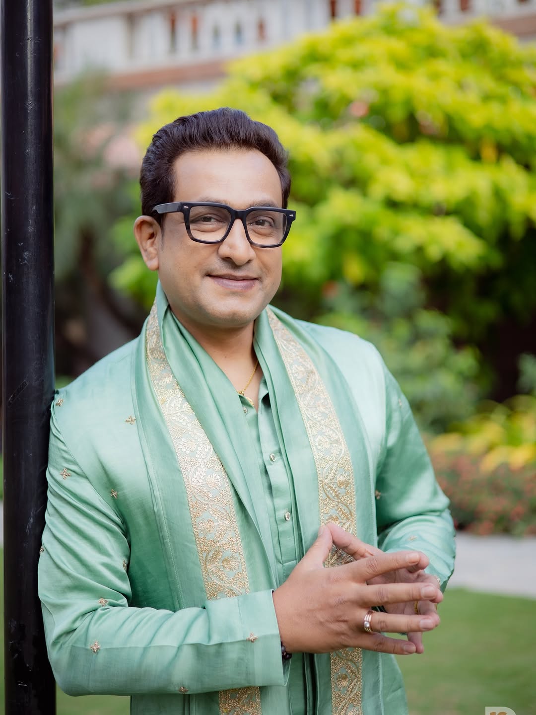 Prasad Oak in traditional green kurta at son’s engagement ceremony