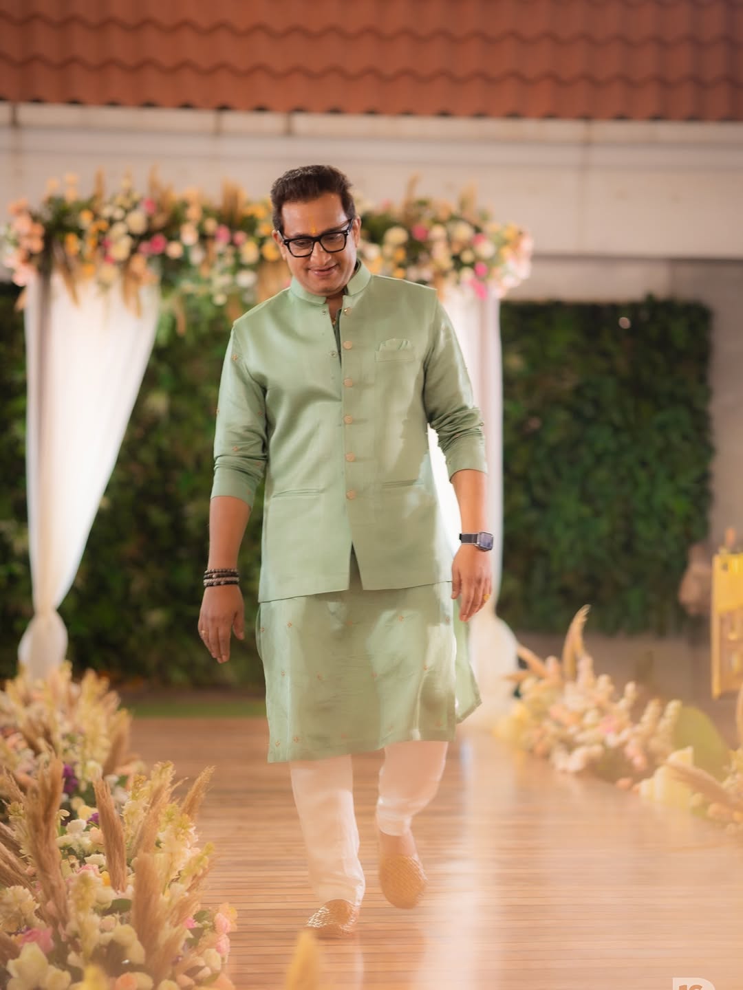 Prasad Oak in traditional green kurta at son’s engagement ceremony