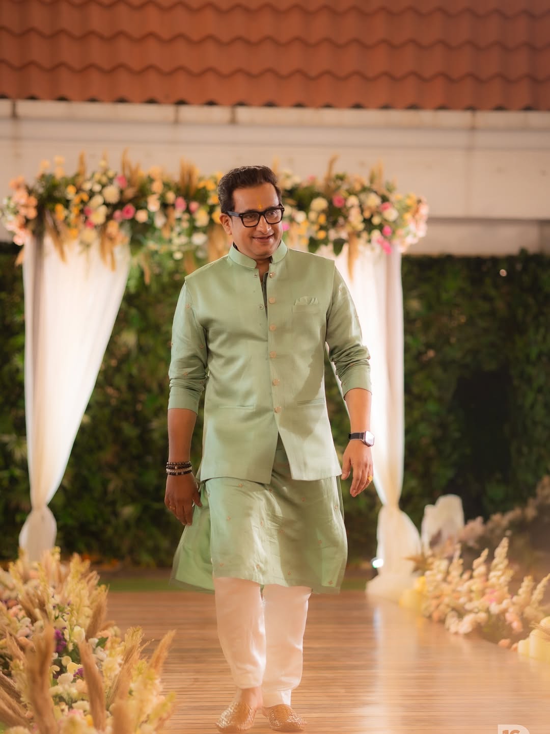Prasad Oak in traditional green kurta at son’s engagement ceremony