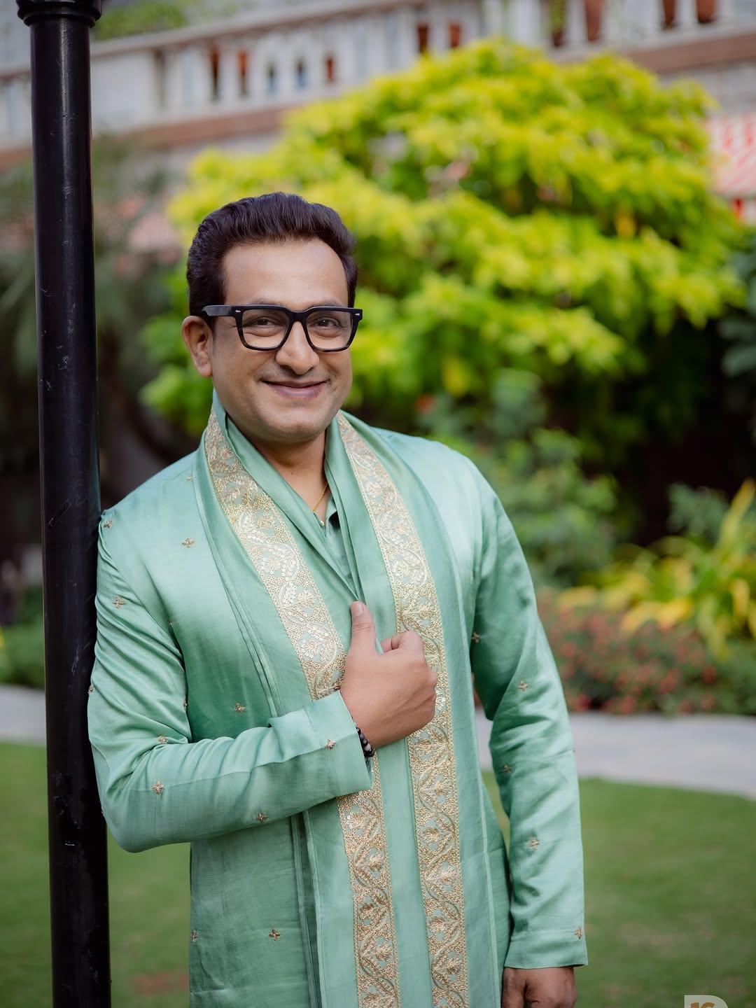 Prasad Oak in traditional green kurta at son’s engagement ceremony