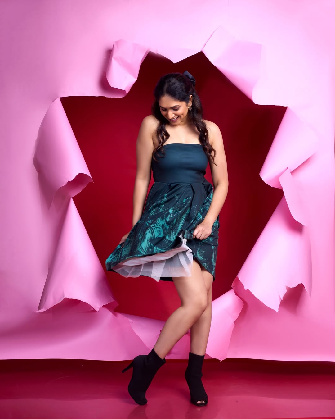 Maharashtarachi hasya jatra, Priyadarshini Indalkar, glamorous black Banarasi silk co-ord set look