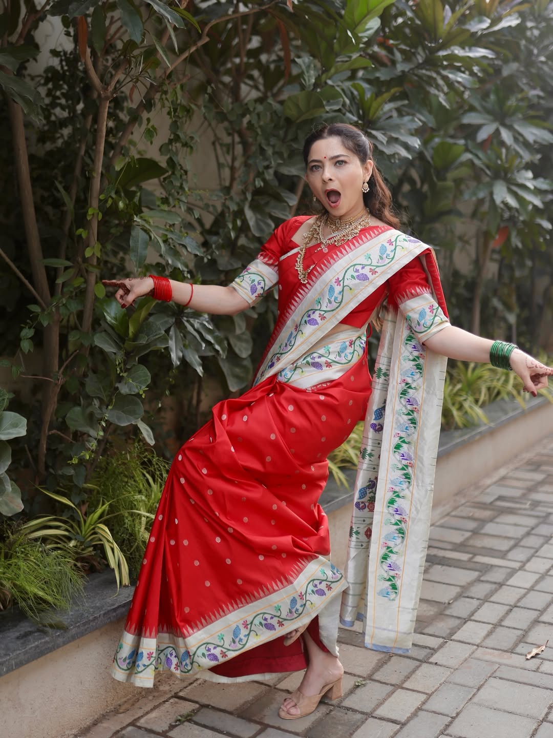 Sonali Kulkarni Karavli look viral on social media