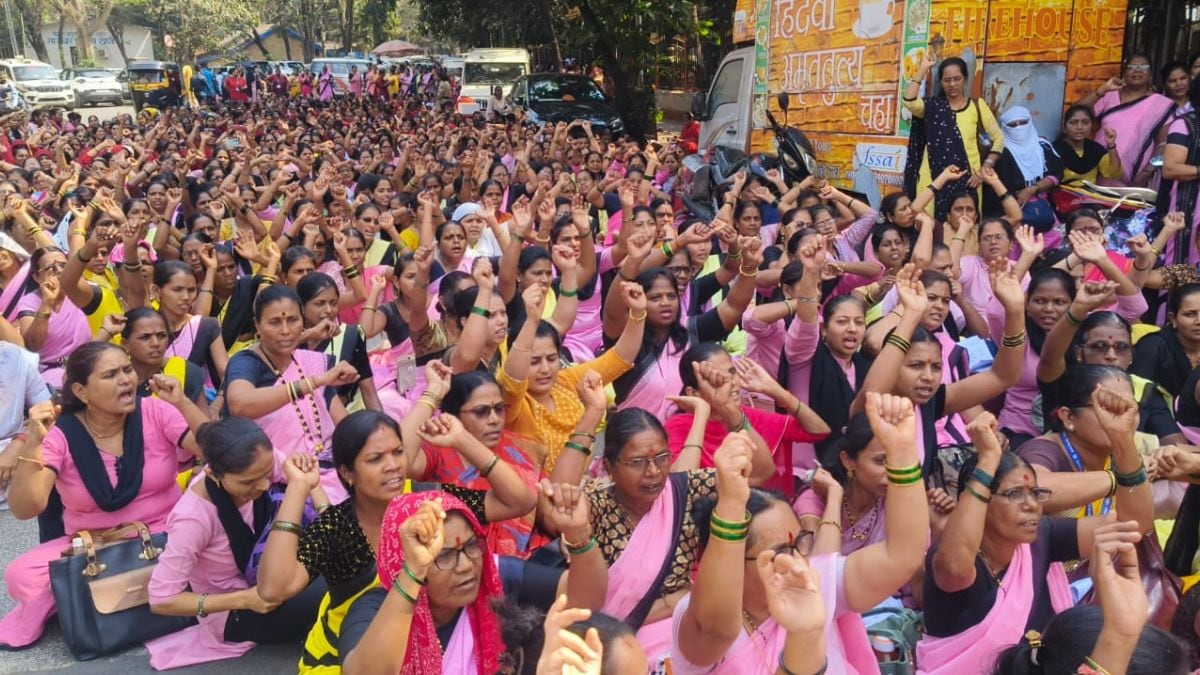 Anganwadi Workers ASHA staff protest outside Thane Collector office against new labour codes